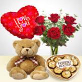 Más información de Rosas rojas en florero,oso y chocolates corazón
